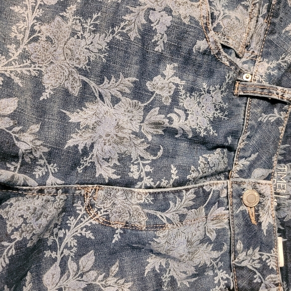 Time & Tru Jean Shorts Womens Sz 16 Mid-rise Denim Floral Shorts - Picture 2 of 4